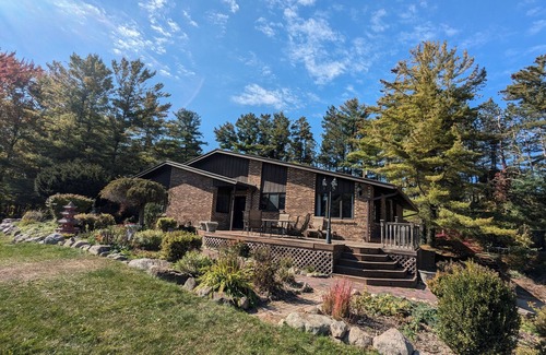 Howell House | Spacious 5-bedroom, 4 bath house on 10 acres in Charming Hartland
