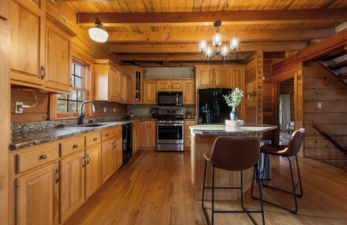 Coxs Creek Cabin | Spacious 5-bedroom cabin in wonderful Coxs Creek with WiFi, AC