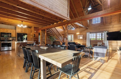 Coxs Creek Cabin | Spacious 5-bedroom cabin in wonderful Coxs Creek with WiFi, AC