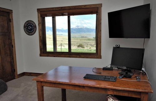 Ennis Cabin | Spacious 5-bedroom cabin in McAllister with stunning views, very kid friendly!