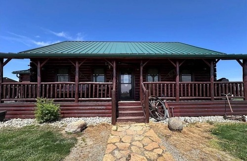Dola Cabin | Spacious 5-bedroom cabin in tranquil Wharton with WiFi, fitness room ,pond