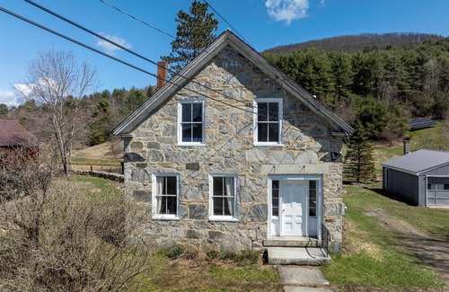 Chester Depot House | Spacious 5-bedroom Historic Stone House near Okemo