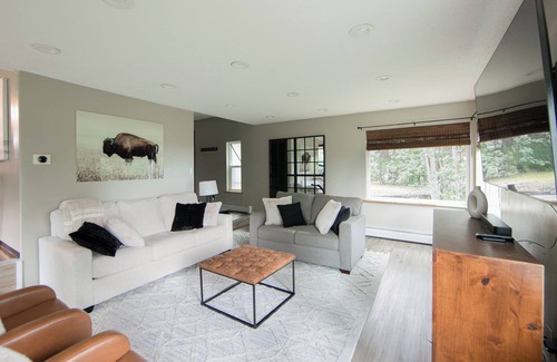 College House | Spacious 5-bedroom house in peaceful Fairbanks with Sauna + Spectacular Viewsn