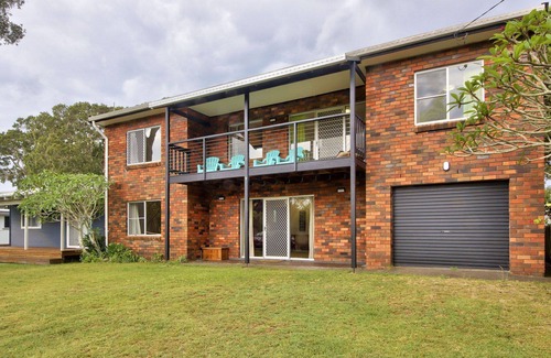 Hat Head House | Spacious 5 bedroom house overlooking the creek, large enough for two families