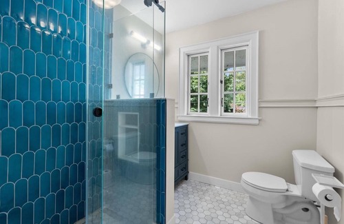 Regent House | Spacious 5-bedroom house in University Heights/Camp Randall w/3.5 bathrooms