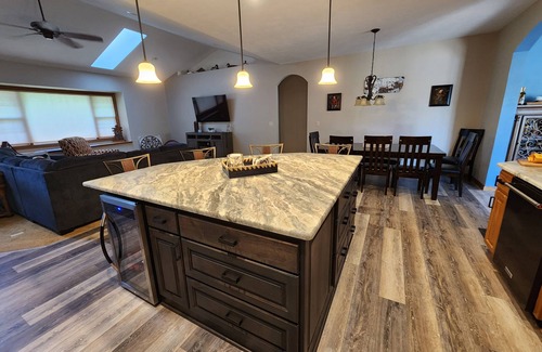Black Wolf House | Spacious 5-bedroom house in charming Oshkosh with WiFi, fitness room