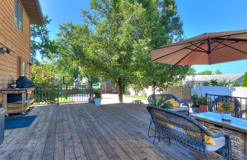 Ames House | Spacious 5-bedroom house in enchanting Ames with Wi-Fi, Close to the Action!