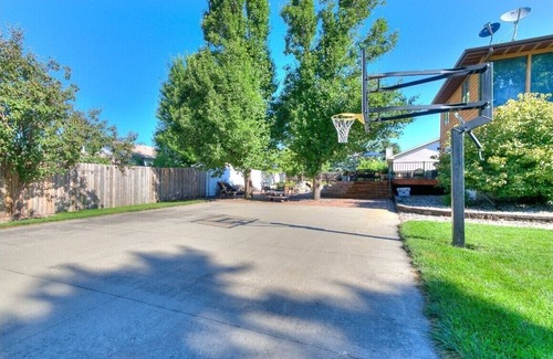 Ames House | Spacious 5-bedroom house in enchanting Ames with Wi-Fi, Close to the Action!