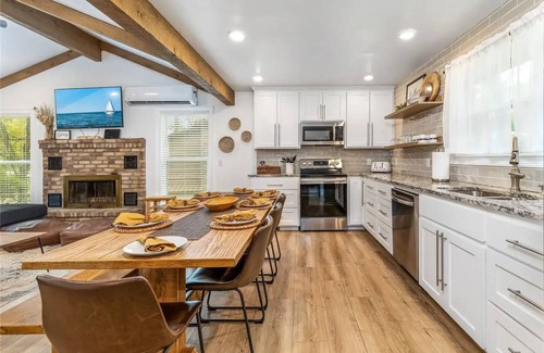 Grove House | Spacious 5-bedroom house in Grove with AC, Wifi, Boat Parking. Sleeps 14.