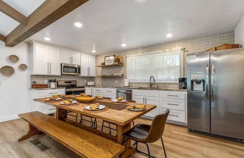 Grove House | Spacious 5-bedroom house in Grove with AC, Wifi, Boat Parking. Sleeps 14.