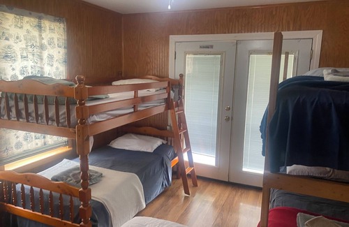 Braithwaite Cabin | Spacious 5-bedroom lodge in brilliant Delacroix with AC, WiFi