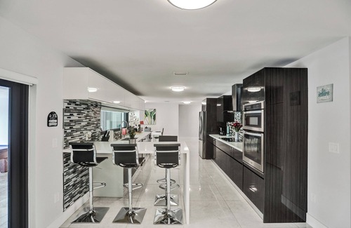 Sunset Villa | Spacious 5-bedroom Luxury villa with AC and fitness room in fabulous Miami