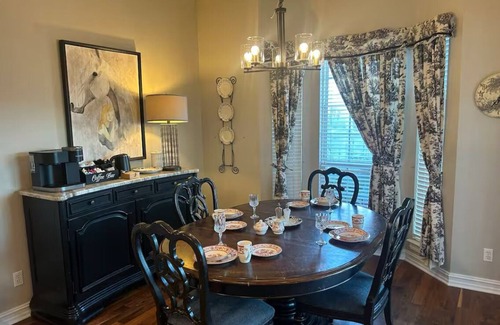 Tulsa House | Spacious 5-bedroom Manor, Movie Room, Hot Tub, Horse Views and Pony Parties