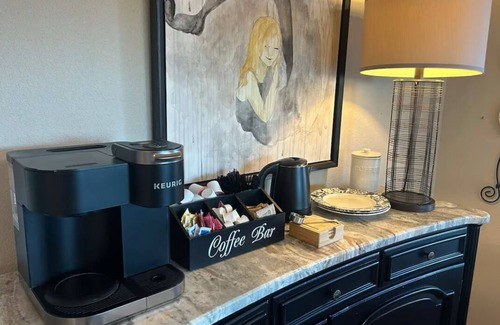Tulsa House | Spacious 5-bedroom Manor, Movie Room, Hot Tub, Horse Views and Pony Parties