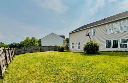 West Newton House | Spacious 5-bedroom house in beautiful Indianapolis with WiFi, AC