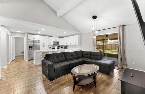 Sandalwood House | Spacious 5-bedroom house in wonderful Central Beach