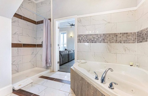 Faubourg Lafayette Condo | Spacious 5-bedroom condo in charming New Orleans