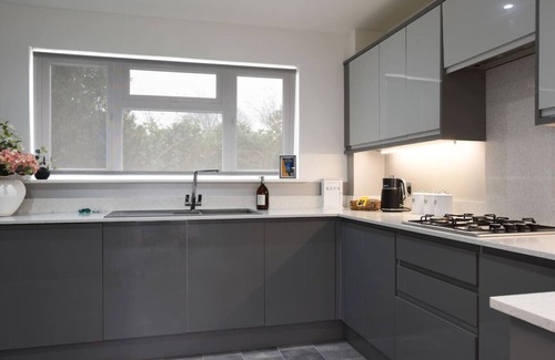 Cowplain House | Spacious 5 Bedroom w/Hot Tub | Waterlooville`s Gem