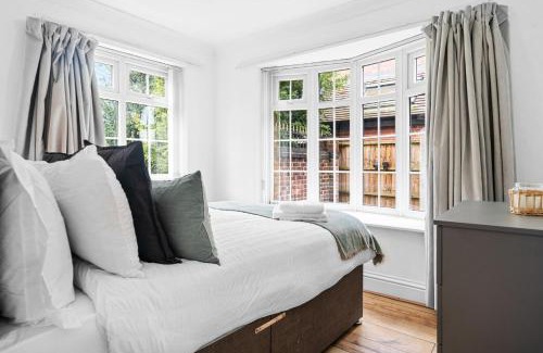 Bramcote House | Spacious 5 BR House