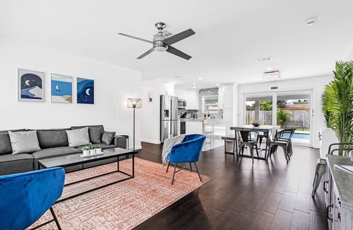 Sunset Villa | Spacious 5 BR with Large Pool, 13 min to the Ocean
