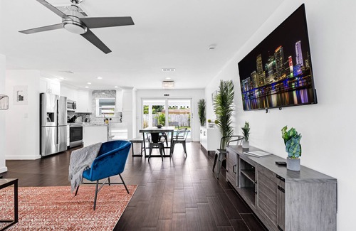 Sunset Villa | Spacious 5 BR with Large Pool, 13 min to the Ocean