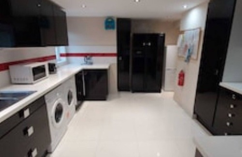 Byfleet House | Spacious 5 Double Bedrooms Family Home With new Luxury Beds