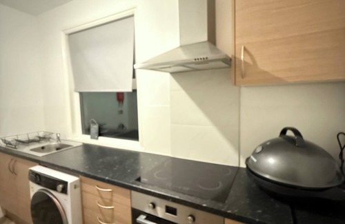 Northampton Apartment | Spacious 5-Ensuit bedroom apartment with WiFi, AC in charming Northampton