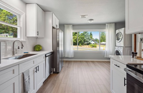 SeaTac House | Spacious 5B2B home 5 min to airport with AC, Game Room, Sleeps 16