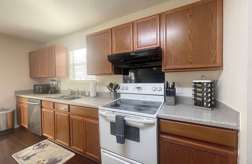 Pflugerville House | Spacious 5BR 11 Beds Sleeps 15 Fenced Yard w/Grill – Great July Rates!