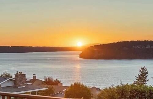 University Place House | Spacious 5BR/4BA: Water Views, Step-Free Main Level & Next to Chamber Bay Golf