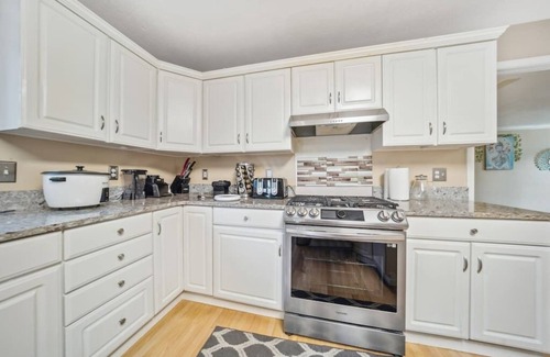 Solon House | Spacious 5BR Solon Home - BBQ Grill, Fire Pit