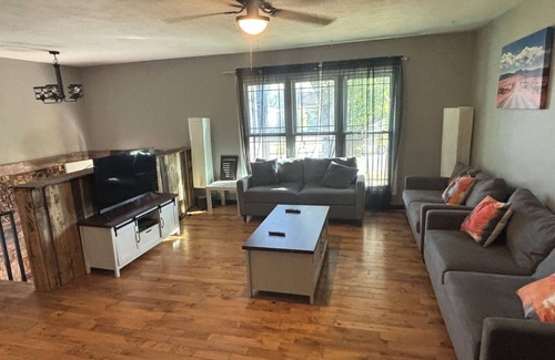 Cedar Rapids House | Spacious 6 bed 5 bedroom house 2.5 Bath close to I380 minutes to Marion. Wi-Fi