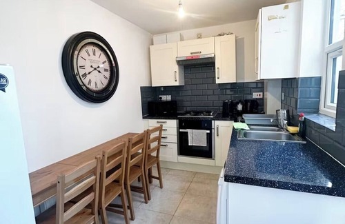 Tooting House | Spacious 6-bedroom house in Tooting with modern amenities and a private patio.