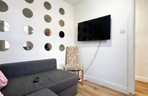 Tooting House | Spacious 6-bedroom house in Tooting with modern amenities and a private patio.