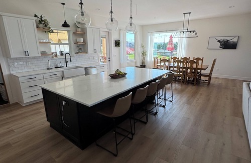 Selah House | Spacious 6 bedroom home with theater room and gym just minutes from Yakima!
