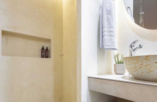 La Florida House | Spacious 6-bedroom house in charming Medellín with AC, WiFi