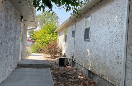 South Side House | Spacious 6-bedroom house with AC, WiFi in charming Billings