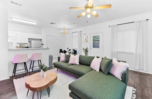 Austin House | Spacious 6-bedroom house with WiFi, Backyard and AC in amazing Austin!