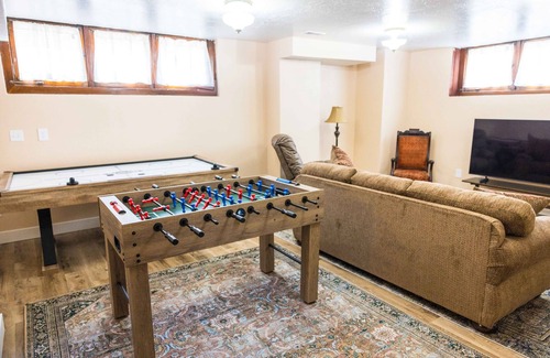 Malad City House | Spacious 6-bedroom National Historic home with WiFi, AC in beautiful Malad City