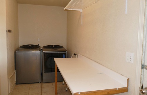 Tyrone House | Spacious 6-bedroom house with WiFi, AC in tranquil Silver City