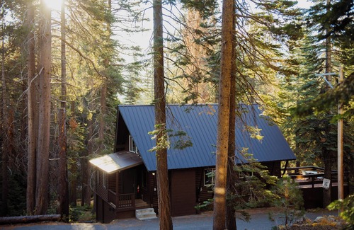 Echo Lake Cabin | Spacious 6-Bedroom Tahoe Cabin, 9 minutes to Sierra Ski Resort! Mountain Views