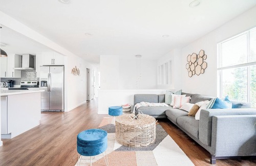Holly Park Other | Spacious 6-BR Farmhouse near Downtown