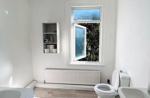 Southend-on-Sea Hotel | Spacious 6 double-bed rooms opposite C2C Southend
