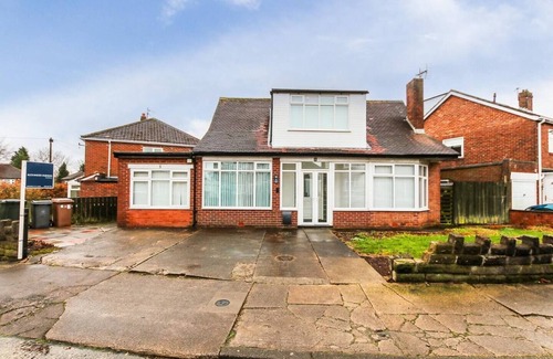 Newcastle-upon-Tyne House | Spacious 6 Bedroom in Forest Hall Modern Comfort with Excellent Transport Links