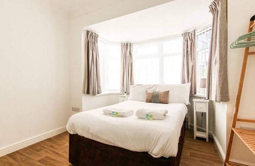Newcastle-upon-Tyne House | Spacious 6 Bedroom in Forest Hall Modern Comfort with Excellent Transport Links