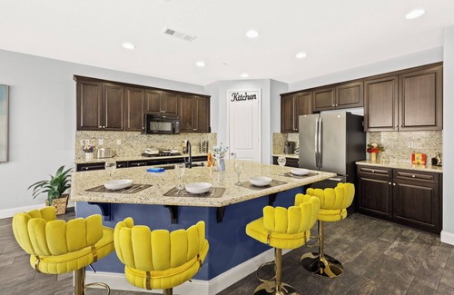 Colton Villa | Spacious 6BD3BA One- Floor villa WiFi Riverside 10Beds 4TVS BBQ