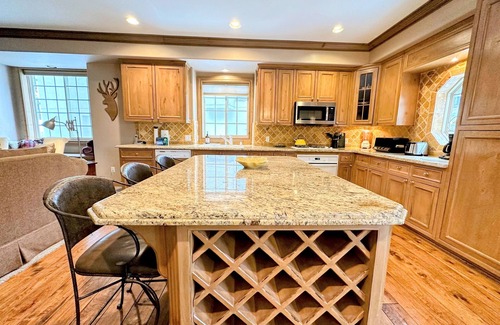 Mammoth Lakes Cabin | Spacious 6BR/6BA Retreat-Steps to Canyon Lodge w/Private Hot Tub, Sauna & Decks