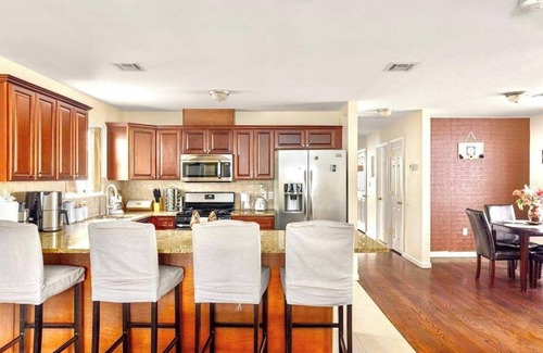 Newark House | Spacious 6BR Duplex Near EWR & NY/NJ Attractions