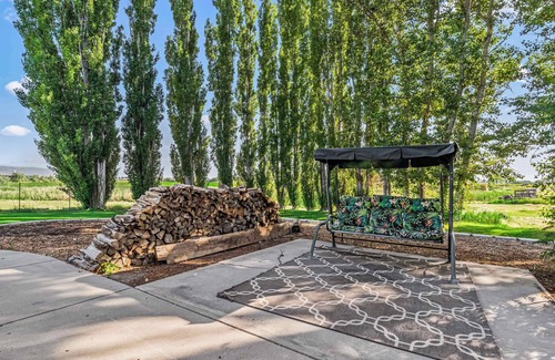 Heyburn House | Spacious 6BR Haven - Game Room - Hot Tub Sleep 28+