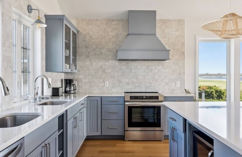 Pine Point House | Spacious 7-bedroom house with WiFi and AC in fabulous Pine Point Scarborough